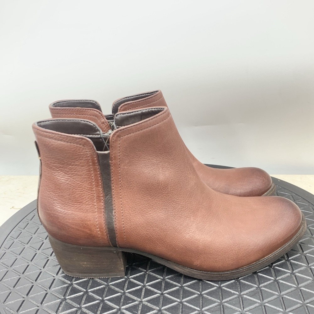 Clarks Boots Women Size 7.5 Shoes Brown Leather Ankle Booties Heels Zip‎ Close